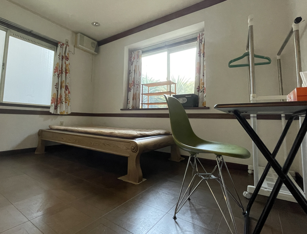 Room Room (C)