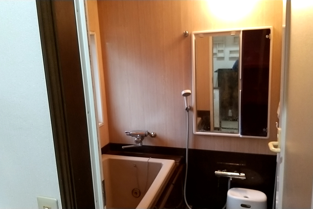 Room 2F Bathroom